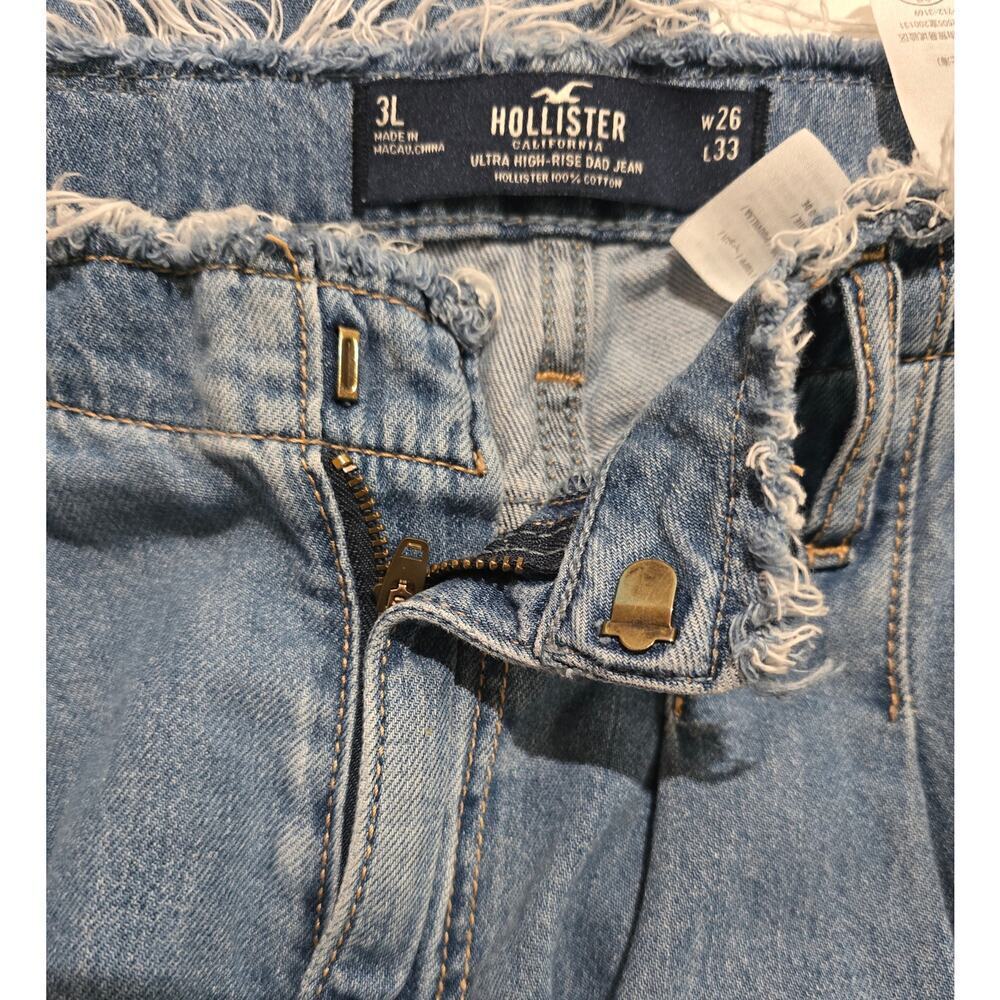 Hollister Women’s Ultra High-Rise Dad Jeans Raw Hem Light Wash - Picture 6 of 10
